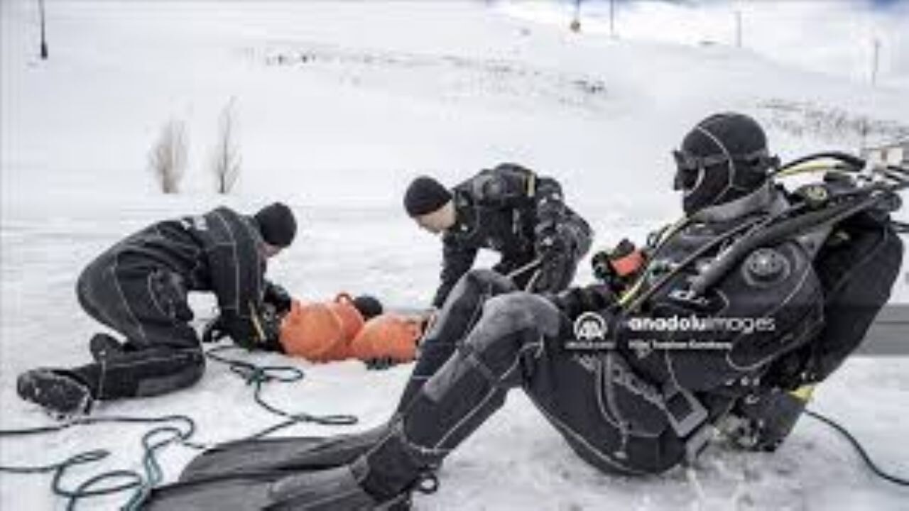 Jandarma SAK ekipleri buz tutan gölette dalış eğitimi yaptı