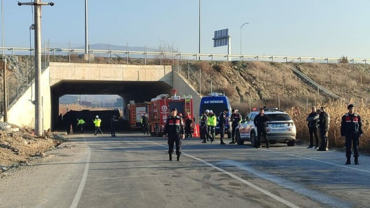 Denizli'nin Pamukkale ilçesinde alt geçitte facia! İşçi servisi devrildi, 4 can kaybı