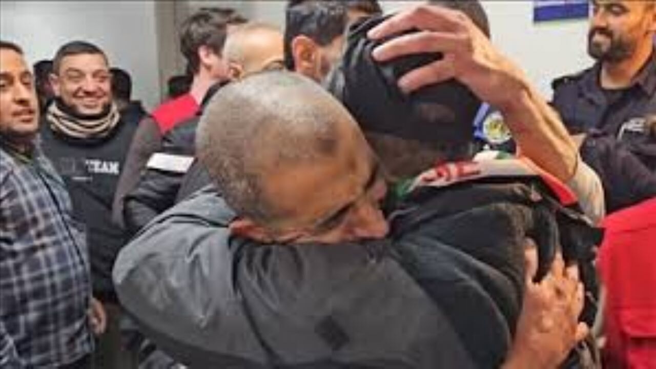 İsrail'in serbest bıraktığı Filistinli esirler, Avrupa Hastanesi'nde yakınlarına kavuştu