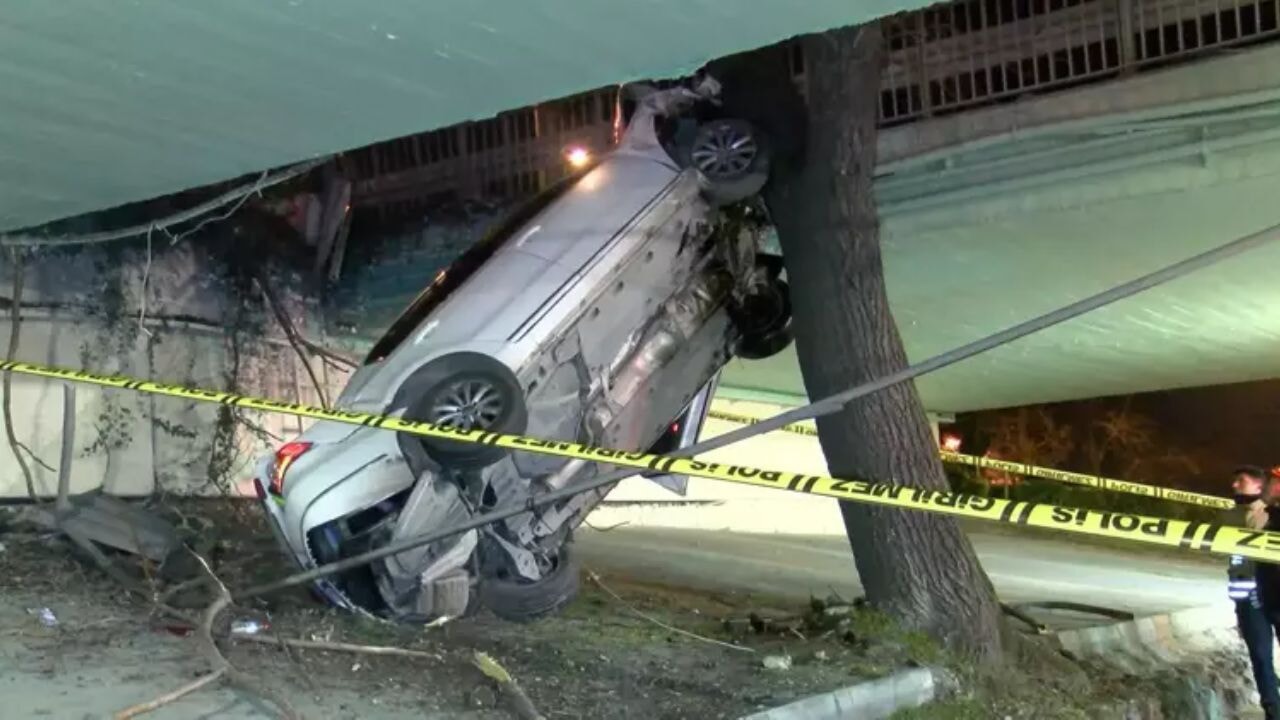 Bakırköy'de dehşet anları! Otomobil viyadükten düşüp ağaçta asılı kaldı