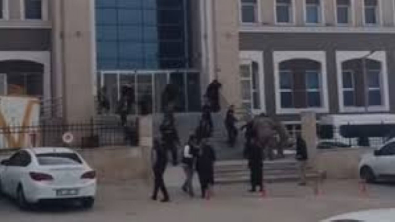 Şanlıurfa'da adliye bahçesinde kanlı kavga