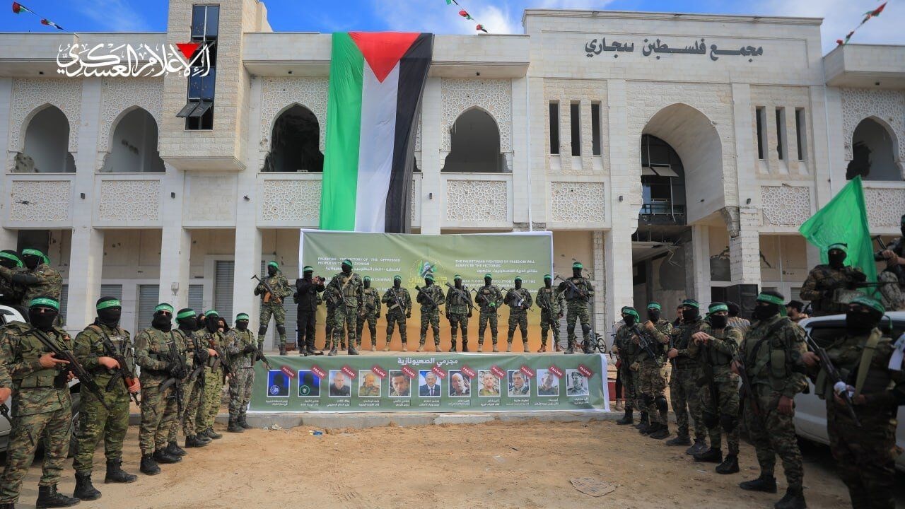 Hamas, 3 esirden 2'sini teslim etti