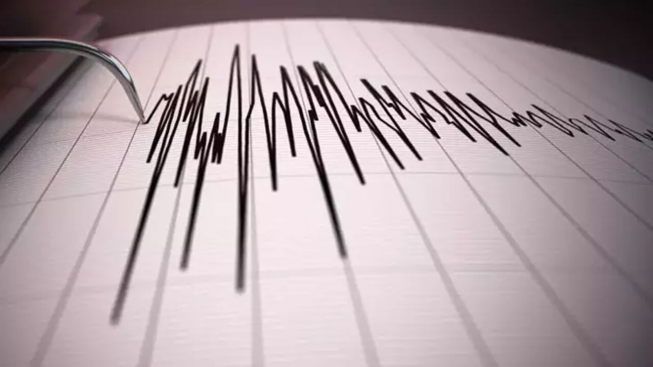 Ege'de 7 saatte 7 deprem! Uzmanlardan tsunami uyarısı