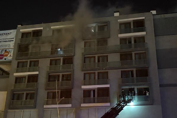 Denizli'de 7 katlı binada yangın: Mahsur kalanlar var