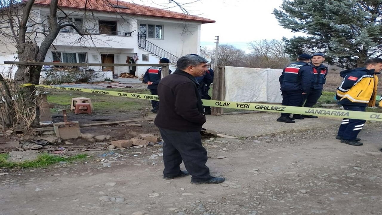 Evinde başı kesilerek öldürüldü; eşi gözaltına alındı