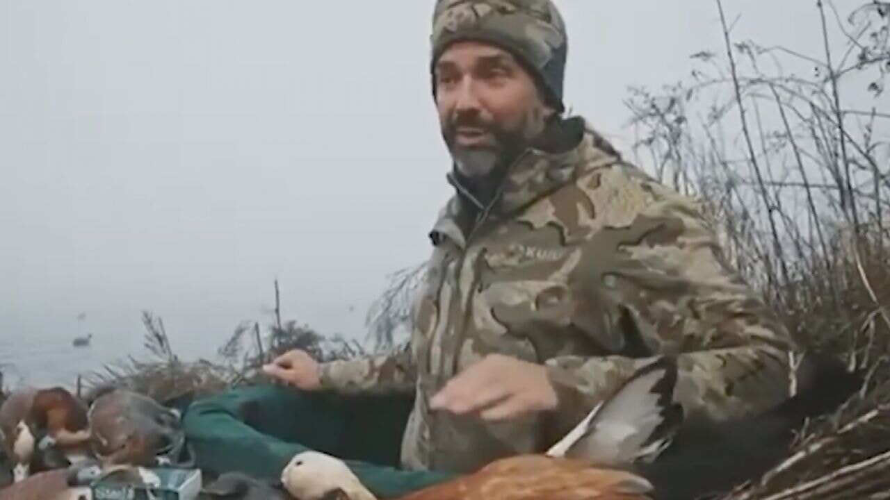 Trump'ın oğlu yasadışı av yaparken görüntülendi!