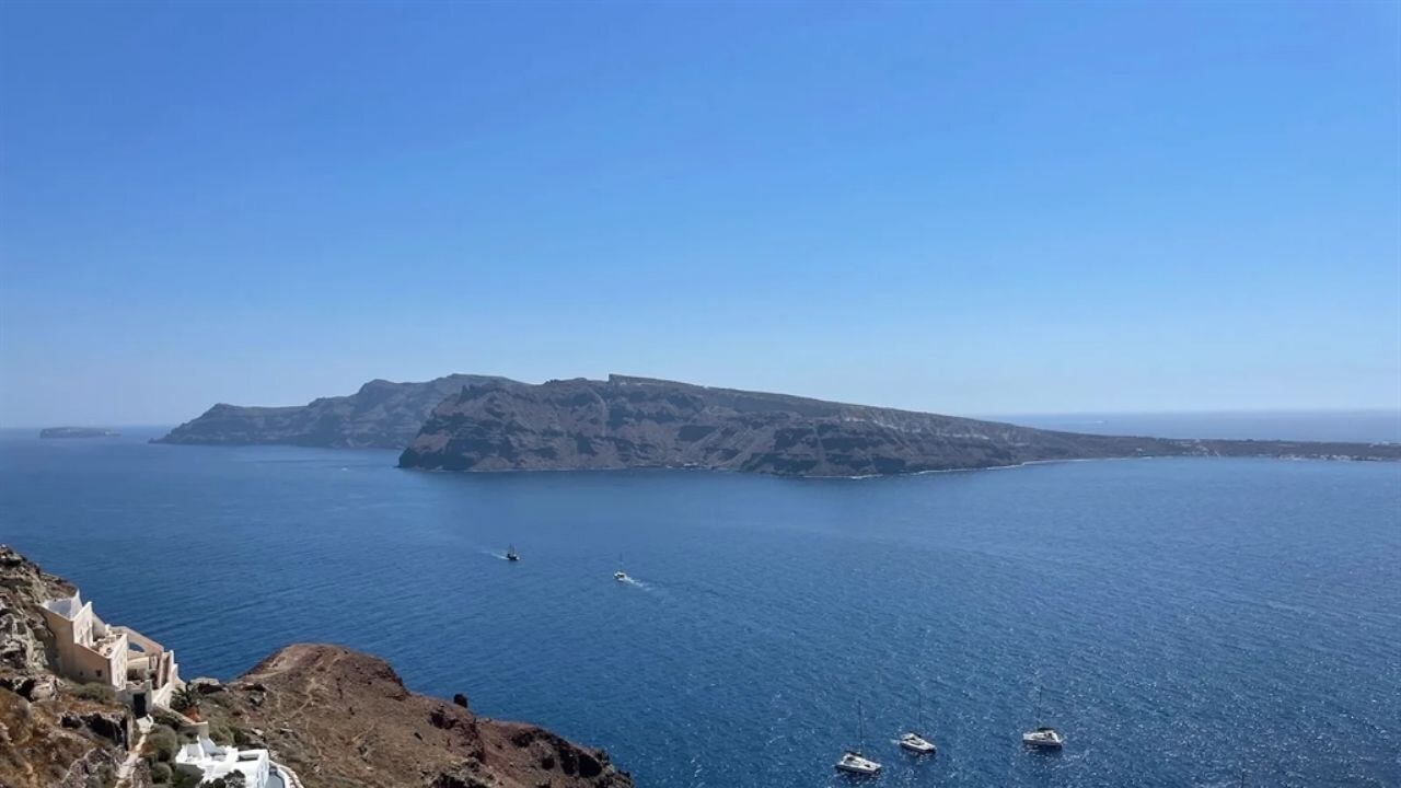 Binlerce kişi Santorini Adası'nı terk etti