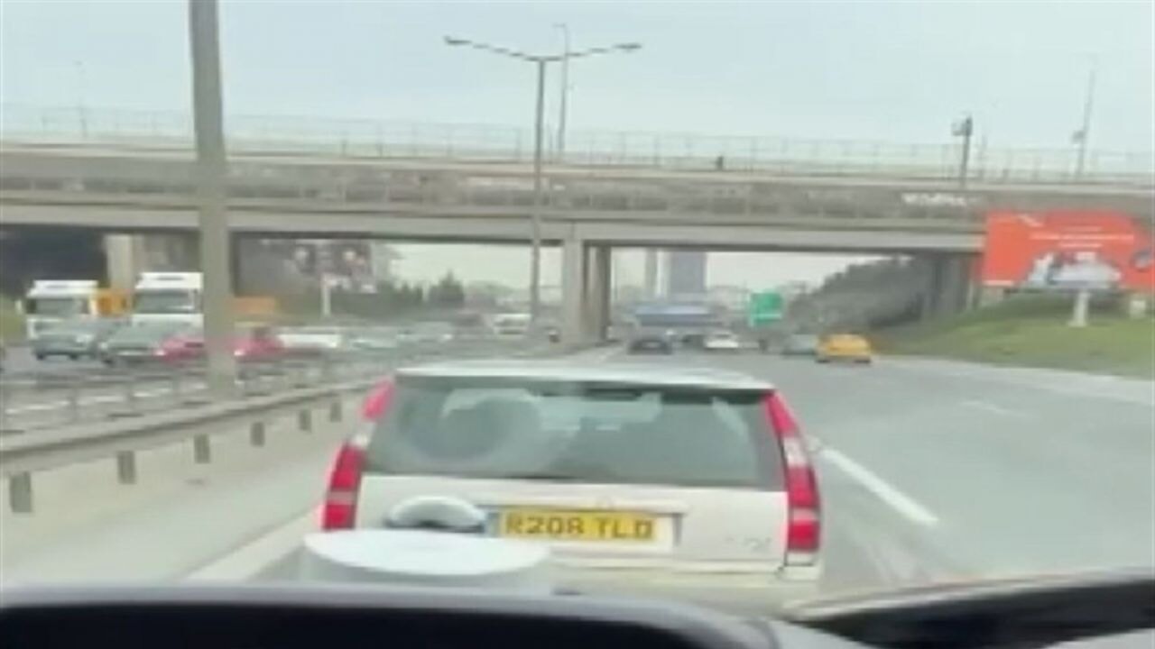 Yabancı plakalı araç ambulansa yol vermedi