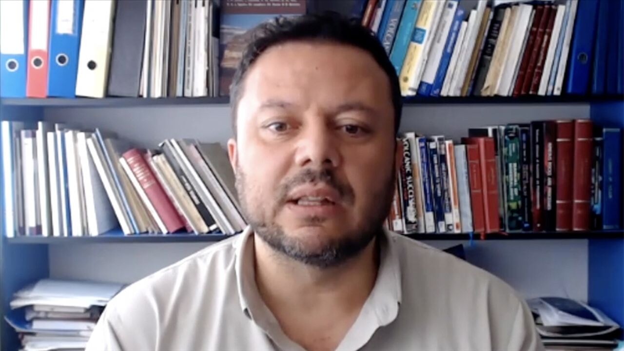 Volkan bilimci Karaoğlu: '7,5 yılda gözlenen sarsıntılar 1 günde gerçekleşti'