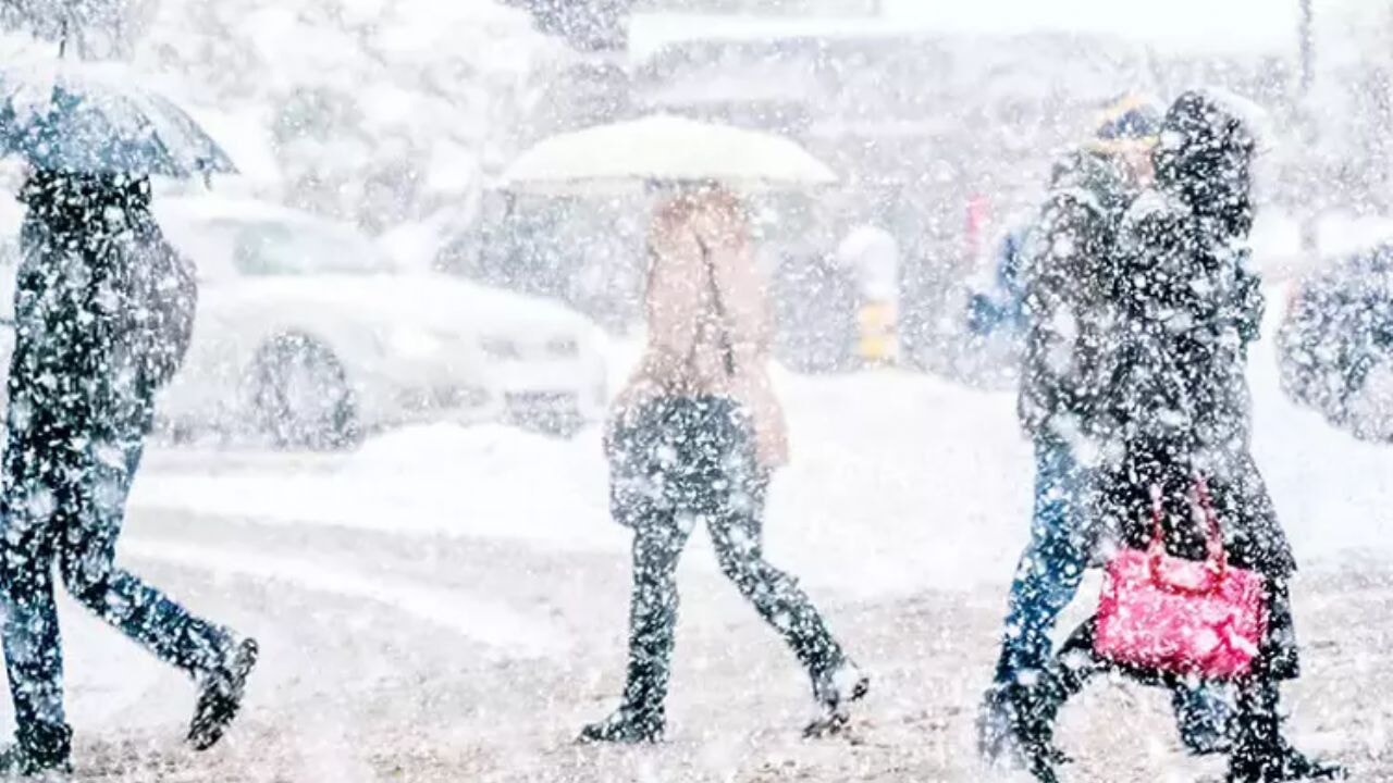 İstanbul'da kar yağışı sabah saatlerinden itibaren etkisini artırdı
