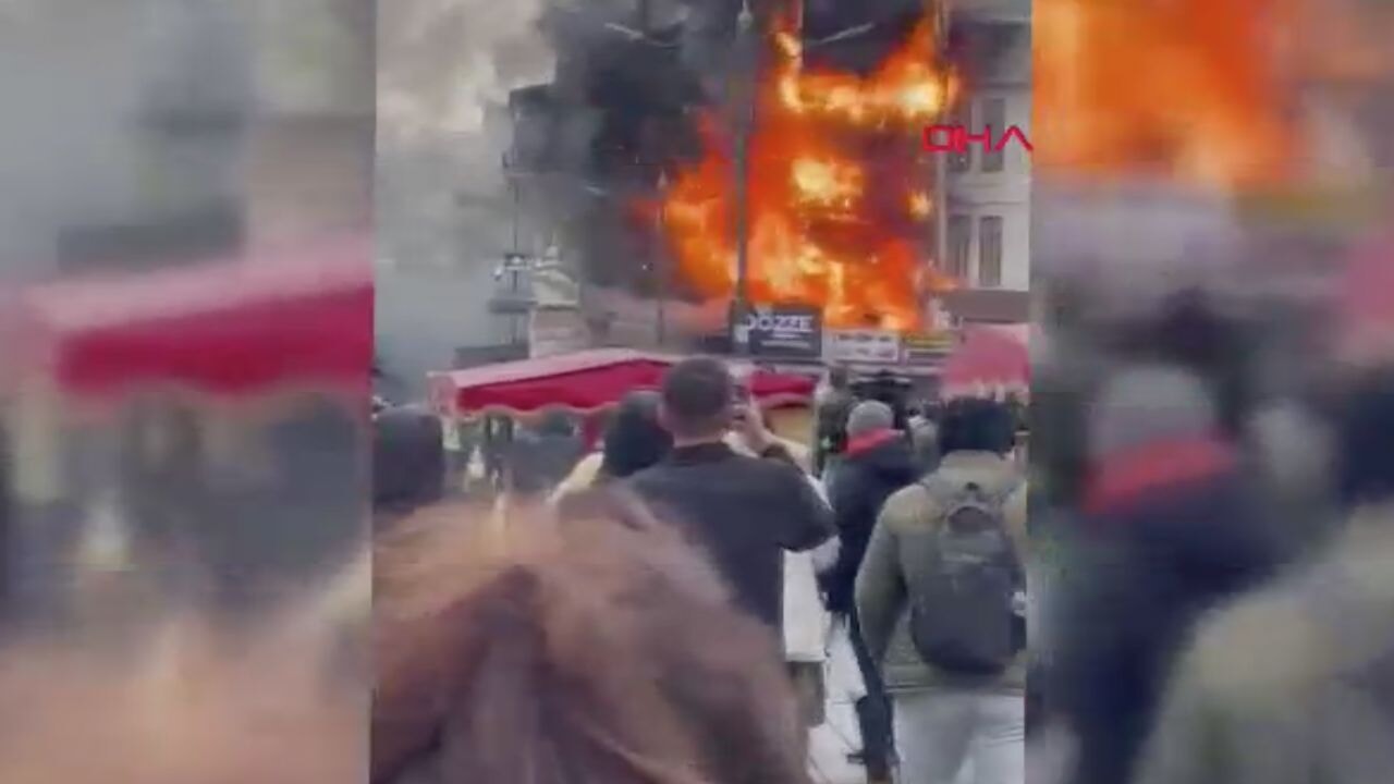 Mısır Çarşısı yanındaki restoran yangını söndürüldü