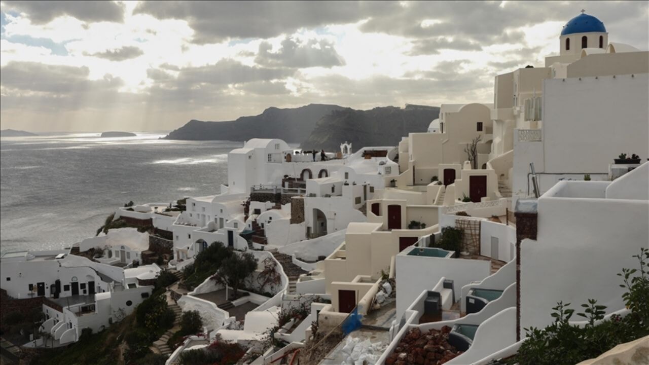 Santorini Adası gözden düştü; emlak fiyatları ucuzladı