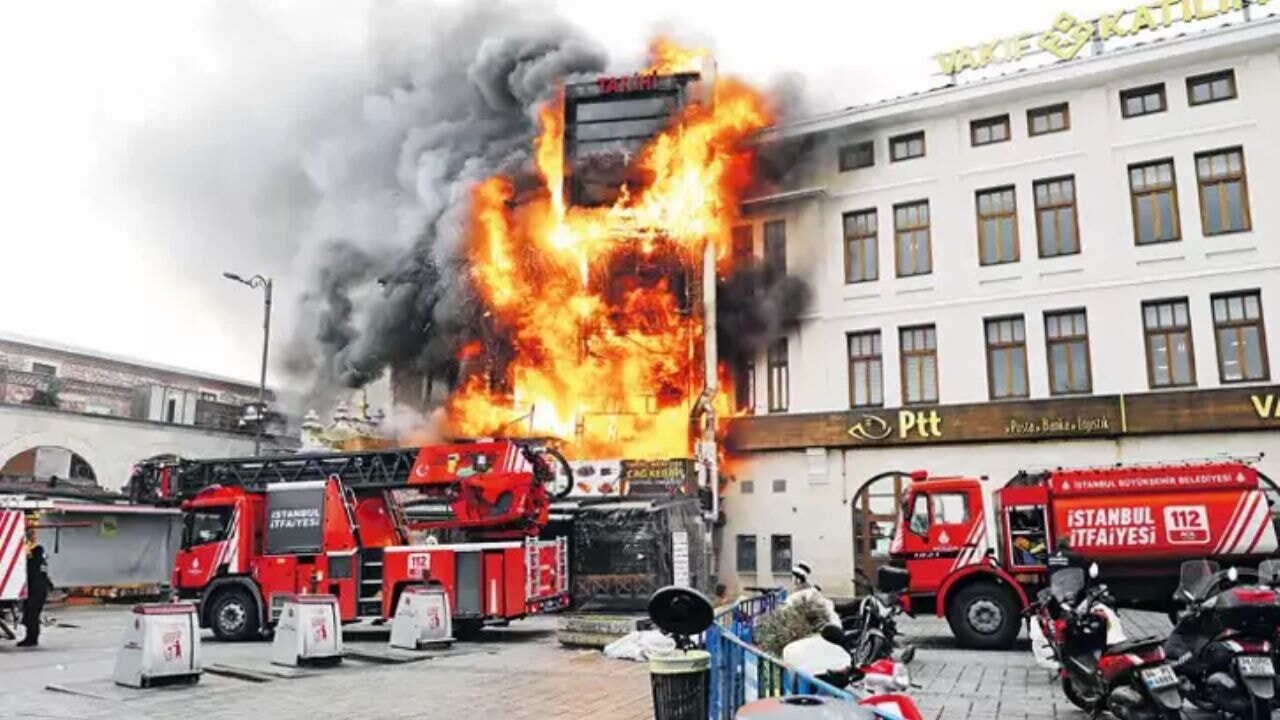 Eminönü'nde büyük yangın! İşyerleri zarar gördü
