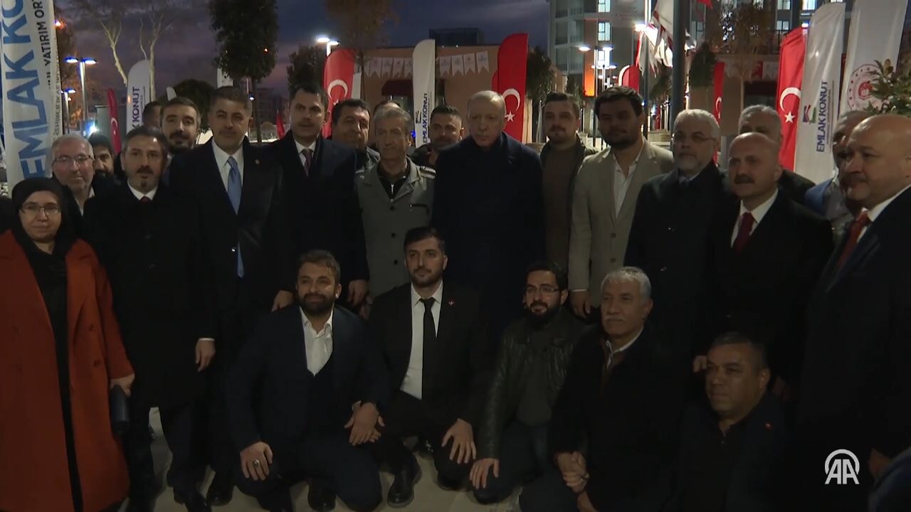 Cumhurbaşkanı Erdoğan, Turgut Reis Mahallesi'ndeki ticaret merkezinde esnafı ziyaret etti