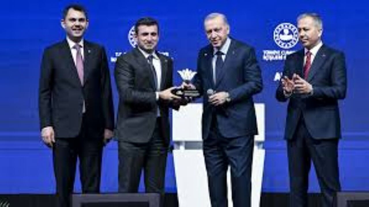 Cumhurbaşkanı Recep Tayyip Erdoğan Selçuk Bayraktar'a plaket verdi