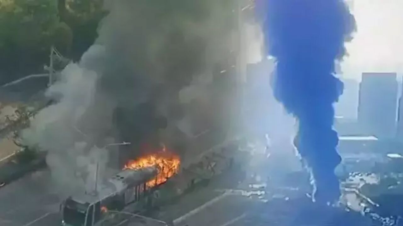 Brezilya'da korkunç uçak kazası: Uçak caddeye düştü