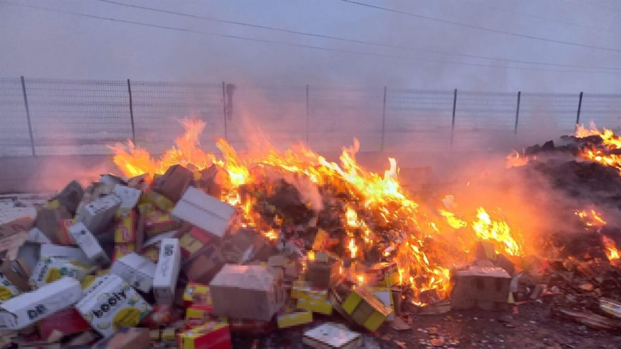 Son tüketim tarihi geçmiş 23 kamyon gıda imha edildi