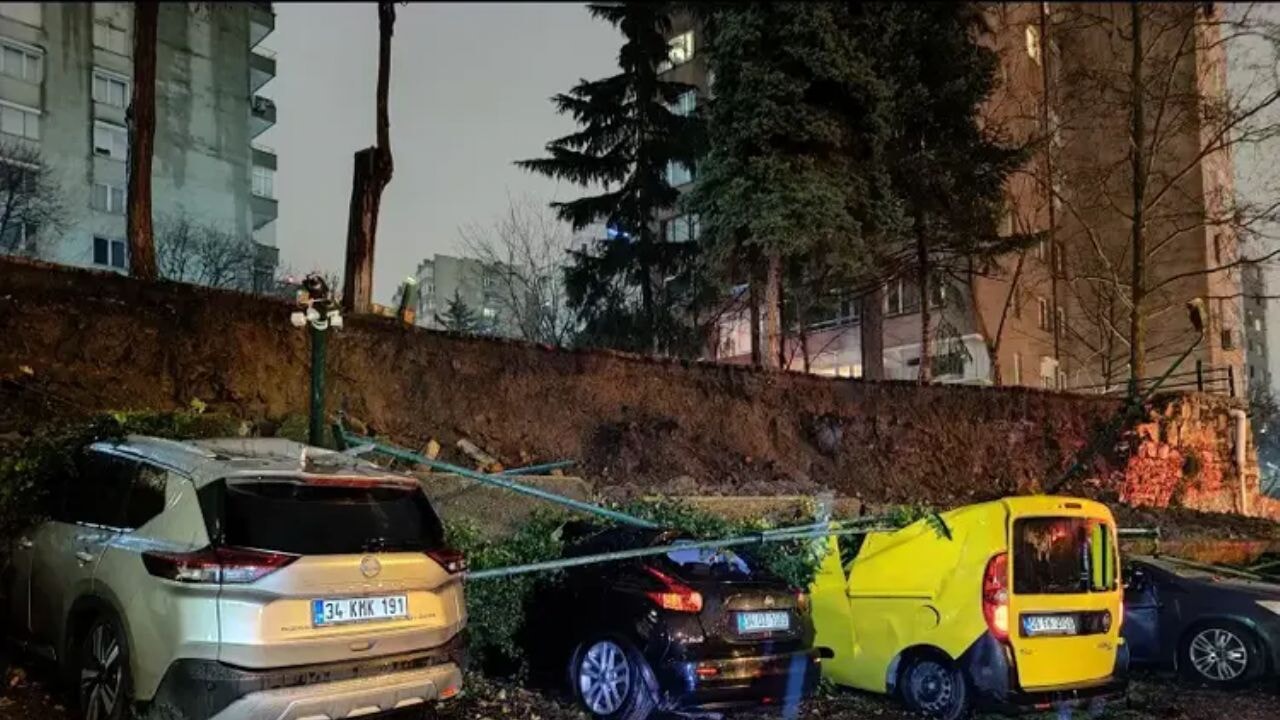 Beşiktaş'ta korkutan çökme! 8 araç enkaz altında kaldı