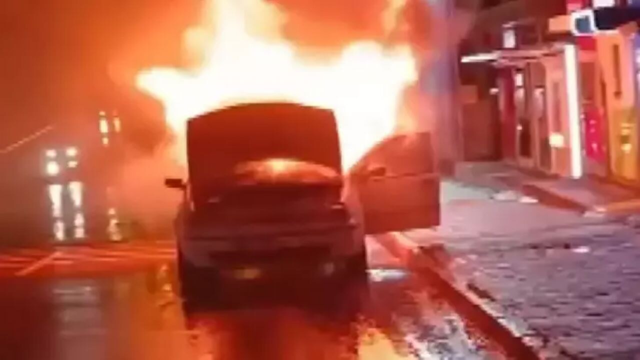 Alev topuna dönen otomobil trafikte dehşet saçtı