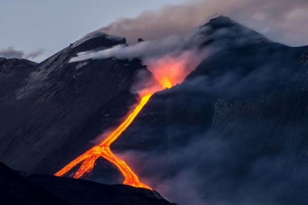 Etna Yanardağı harekete geçti