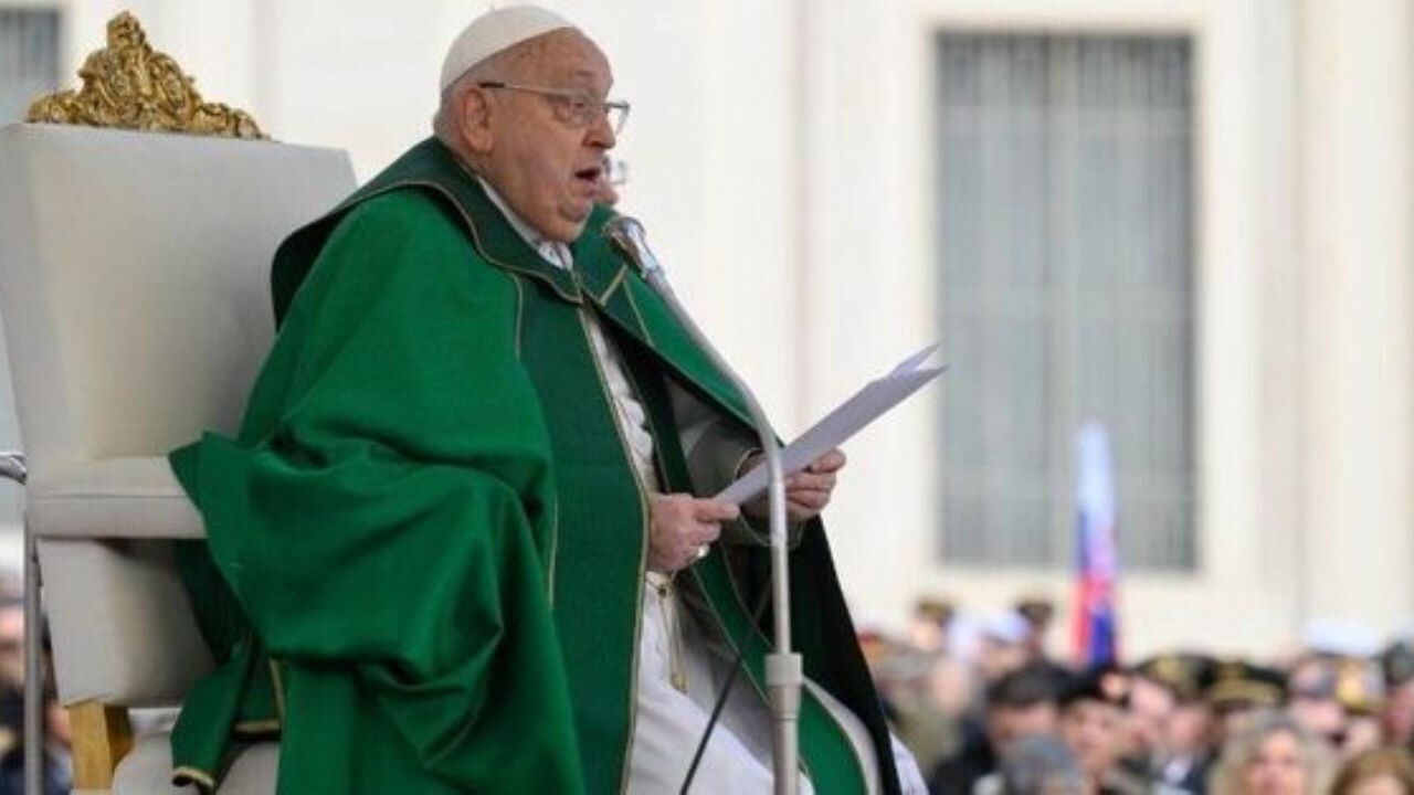 Papa Franciscus'un ayin sırasında nefesi kesildi!