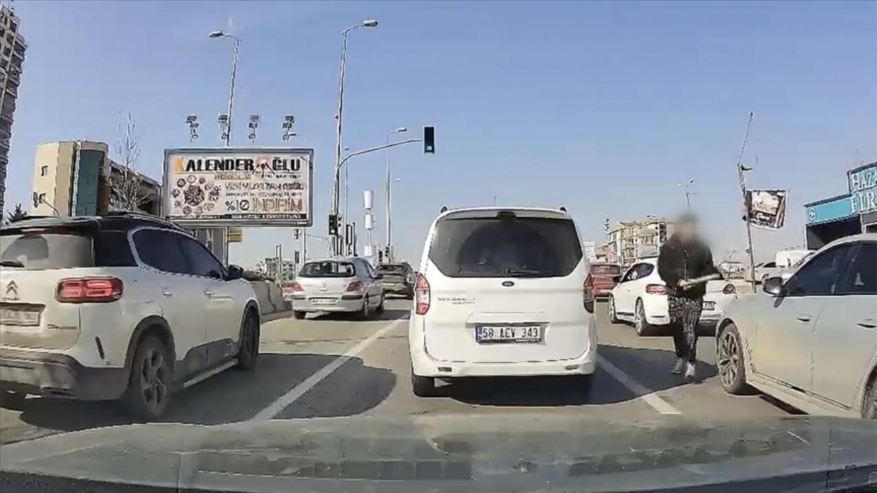Trafikte beyzbol sopasıyla saldırdı
