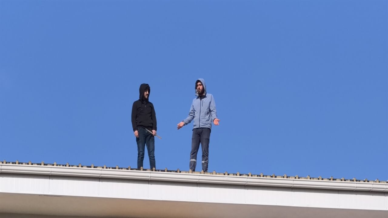 Ücretlerini alamadıkları gerekçesiyle çatıya çıktılar