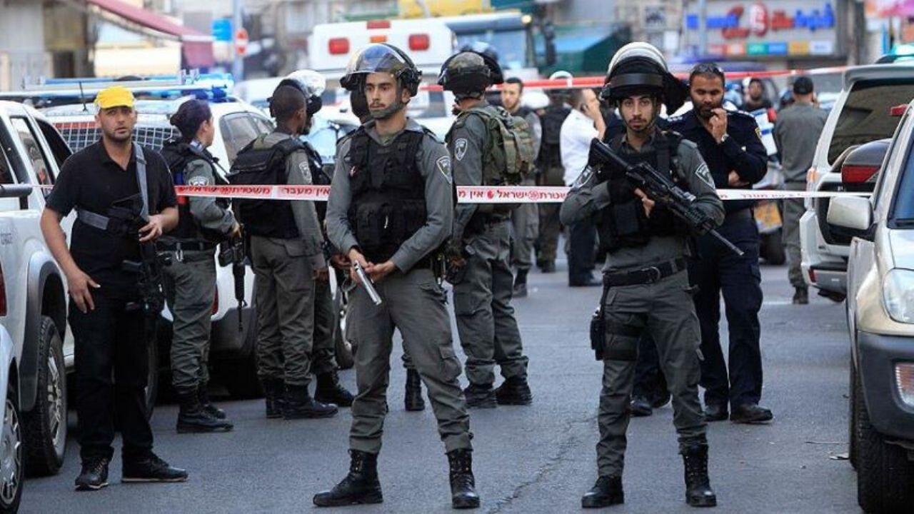 İsrail polisi, Doğu Kudüs'te kitapçıları basarak Filistinli 2 kitapçıyı gözaltına aldı