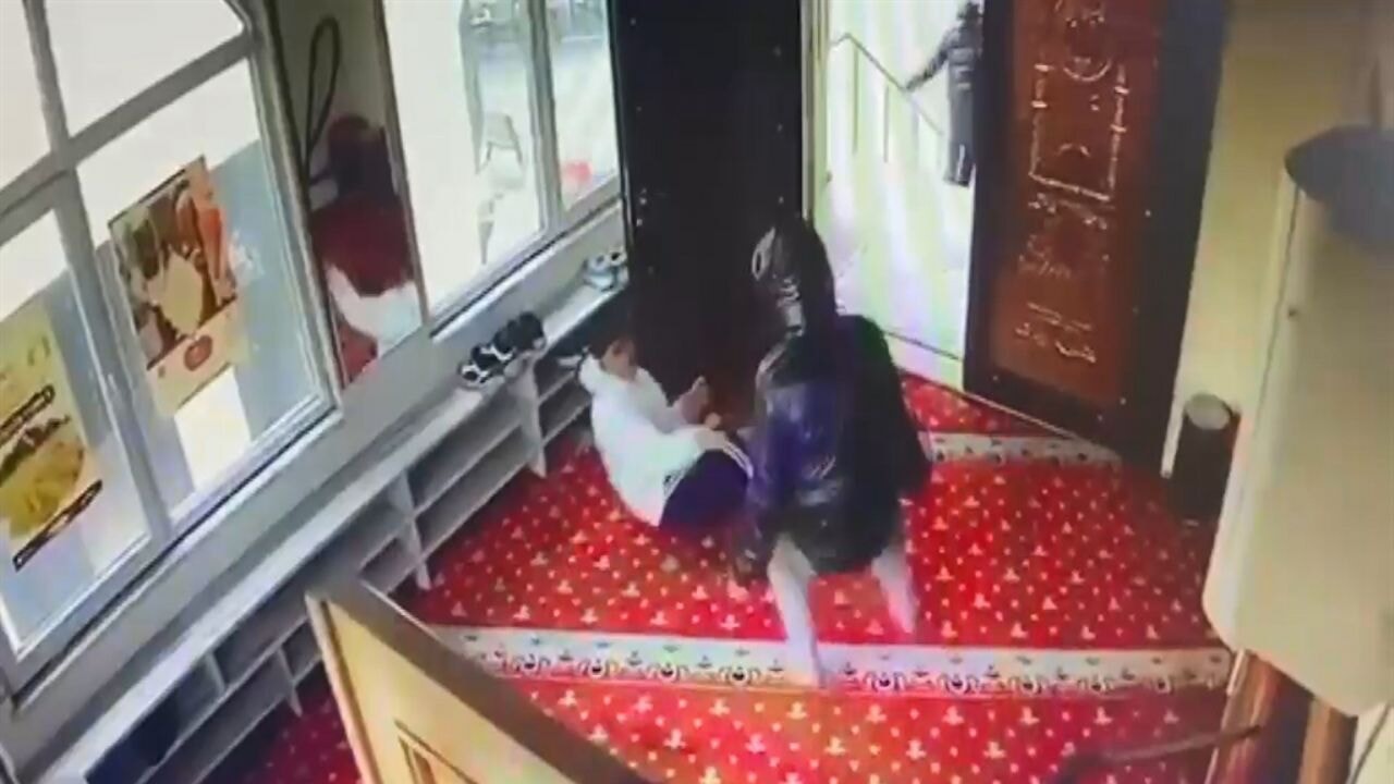 Camide yardım istedi, makasla saldırıya uğradı!