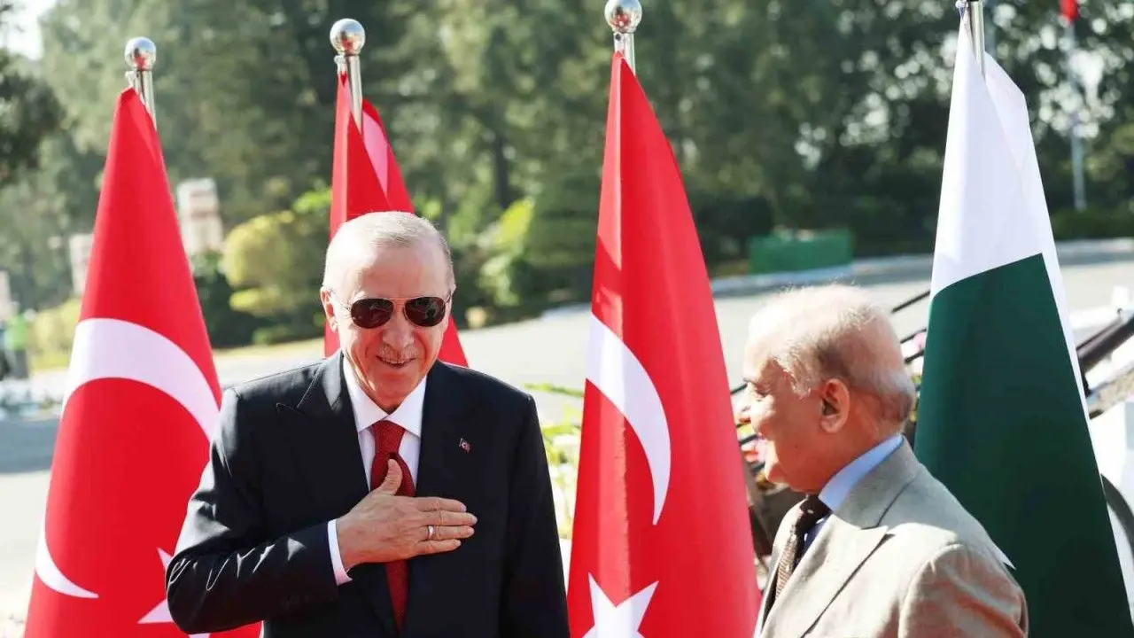 Cumhurbaşkanı Recep Tayyip Erdoğan, Pakistan'ın başkenti İslamabad'da resmi törenle karşılandı