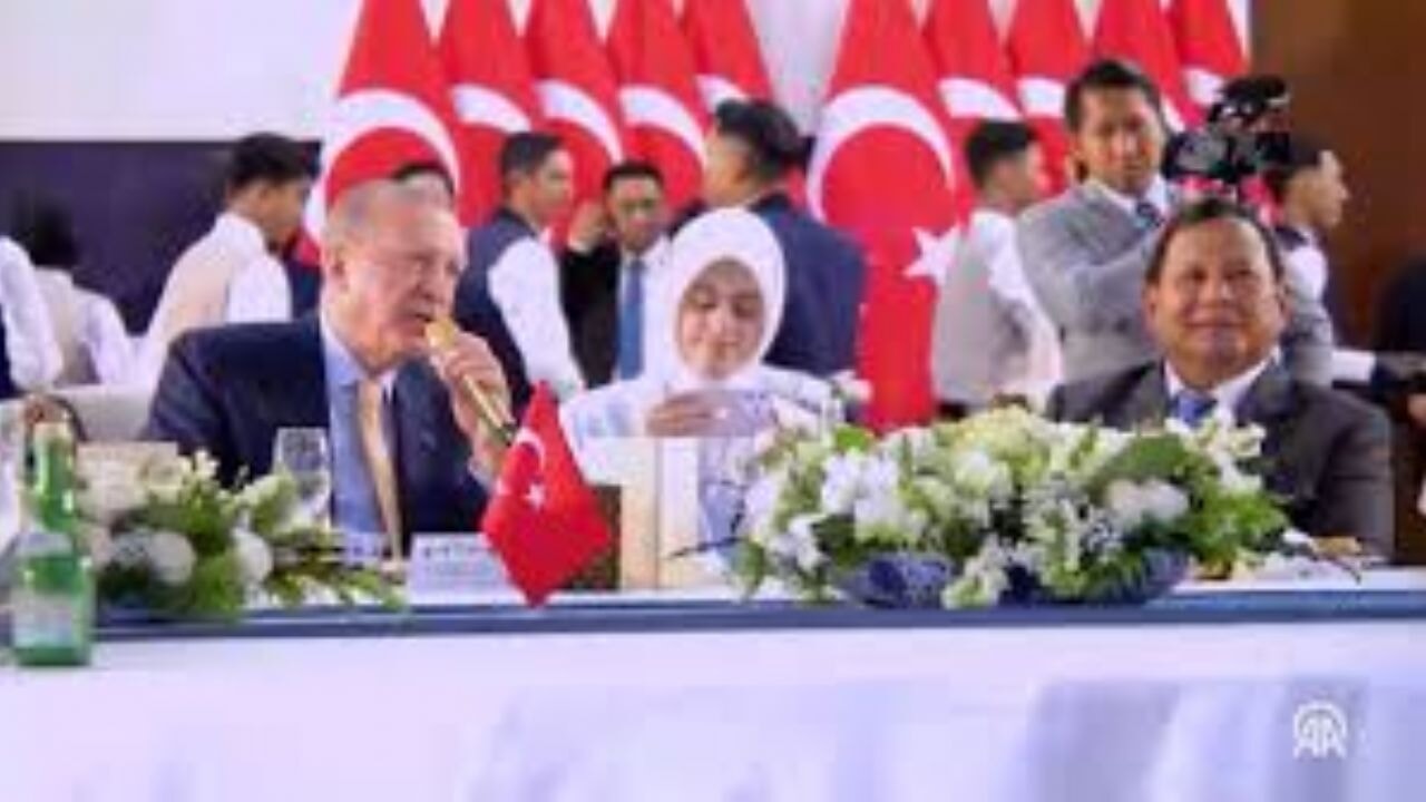Cumhurbaşkanı Erdoğan onuruna Endonezya'da verilen yemekte Mehter Marşı çalındı