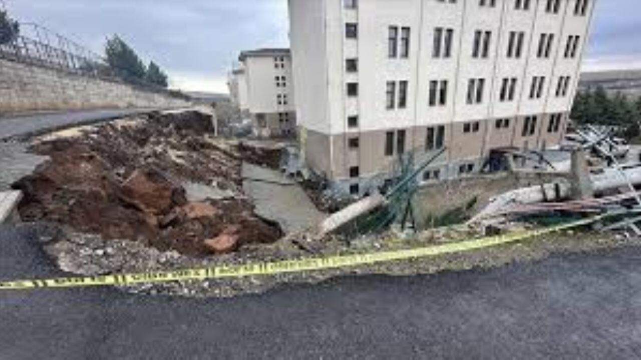 Şanlıurfa'da okulun istinat duvarı yıkıldı