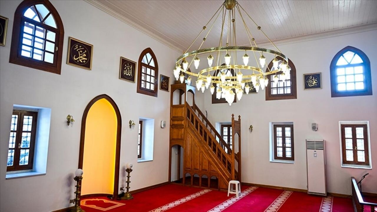 Üsküdar'da bulunan İmrahor Camisi ibadete açıldı