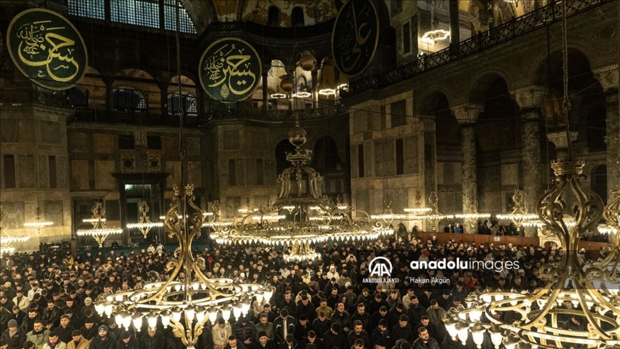 Berat Kandili Türkiye'nin her yerinde dualarla idrak edildi
