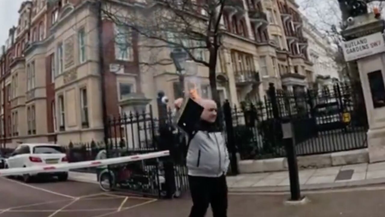 Türk Konsolosluğu önünde Kur'an-ı Kerim yakıldı!