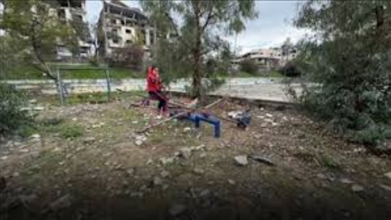 Gazze'deki çocuklar İsrail saldırılarının bölgede bıraktığı yıkım ve enkaza rağmen eğlenmeye çalışıyor