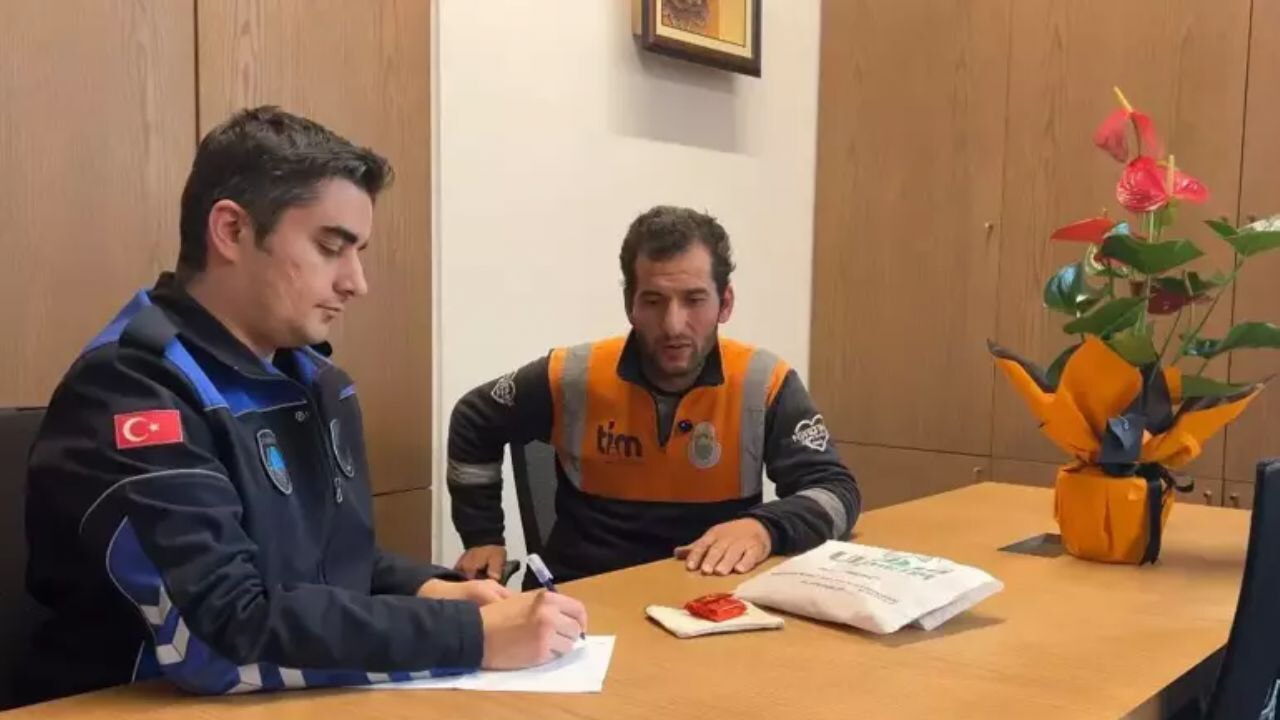 İnegöl'deki temizlik görevlisi, bulduğu 100 bin lira değerindeki altın kesesini Zabıta'ya teslim ederek örnek oldu