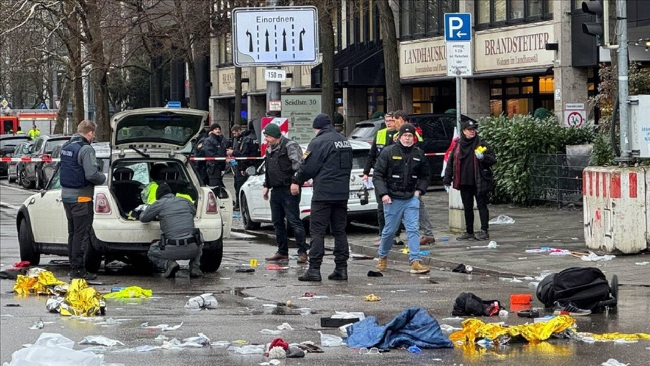 Münih'te dehşet! Aracını kalabalığın üzerine sürdü