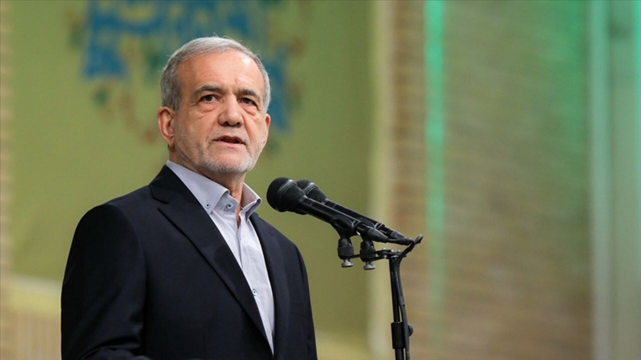 İran Cumhurbaşkanı'na şiir şoku!  Türkçe okuduğu için uyarı aldı