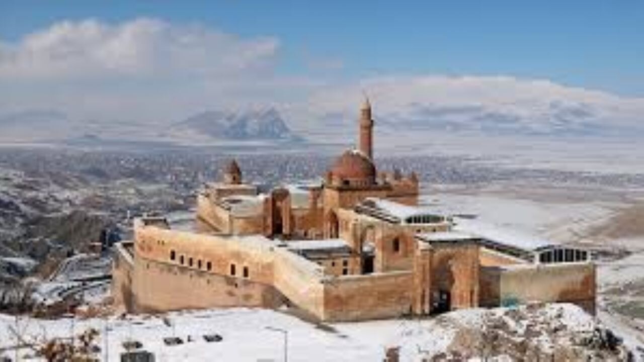 Karla kaplı İshak Paşa Sarayı gün batımı manzarasıyla fotoğrafçıları çekiyor