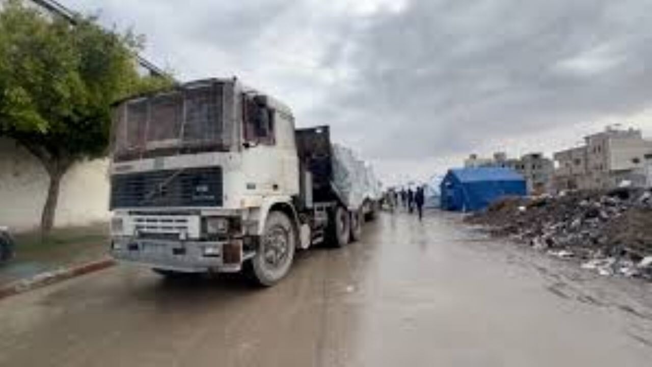 Gazze'ye insani yardım malzemesi taşıyan tırların girişi sürüyor