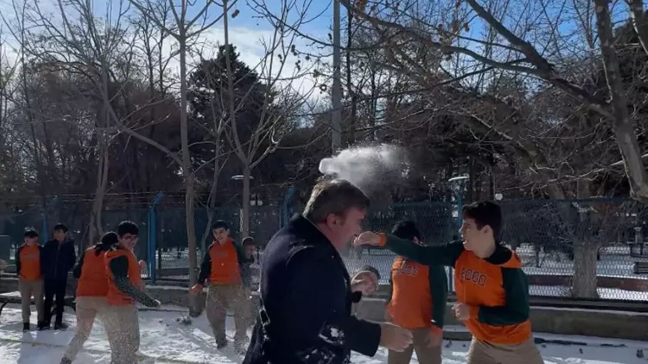 Erzincan'da öğrencilerden Vali Aydoğdu'ya kar topu saldırısı!