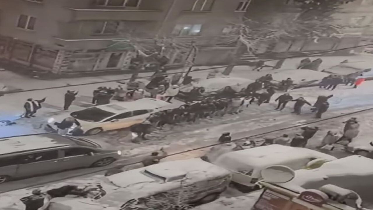 Kar topu oyununda kavga çıktı