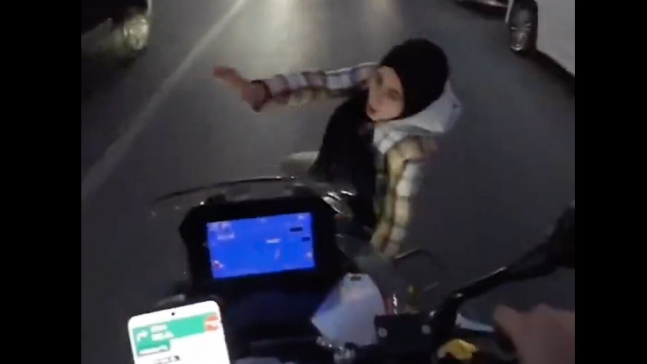 Suriyeli genç kıza çarptı, 'Yürümeyi bilmiyor ama ülkeye girebiliyor' notuyla paylaştı