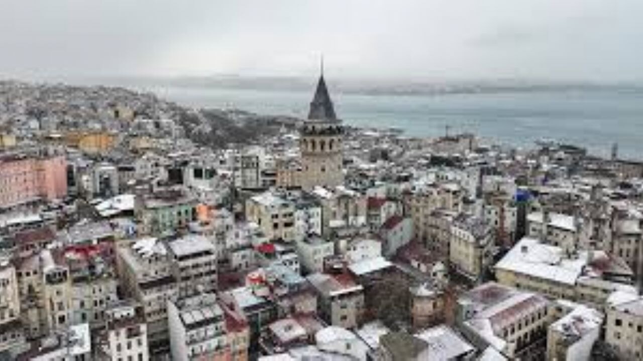 İstanbul'da kar yağışının ardından Galata Kulesi ve Süleymaniye Camii beyaza büründü