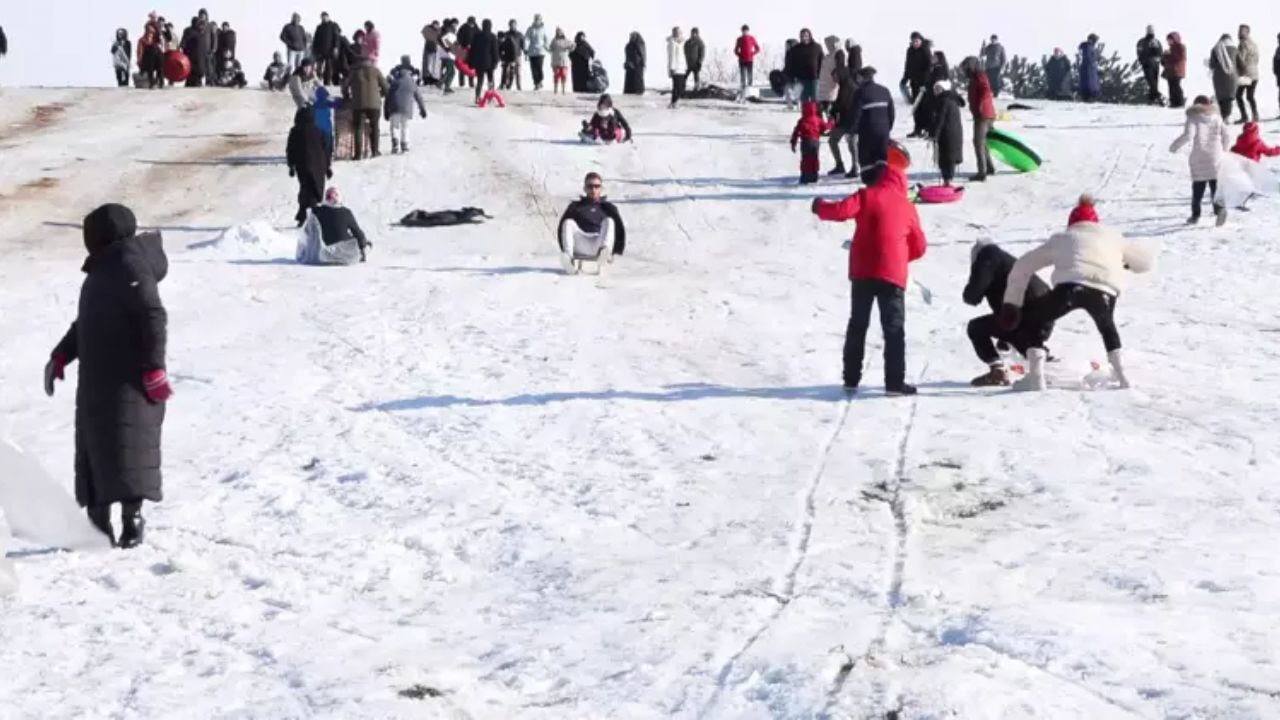 Tuzla'da kayak keyfi;  kayak merkezini aratmadı