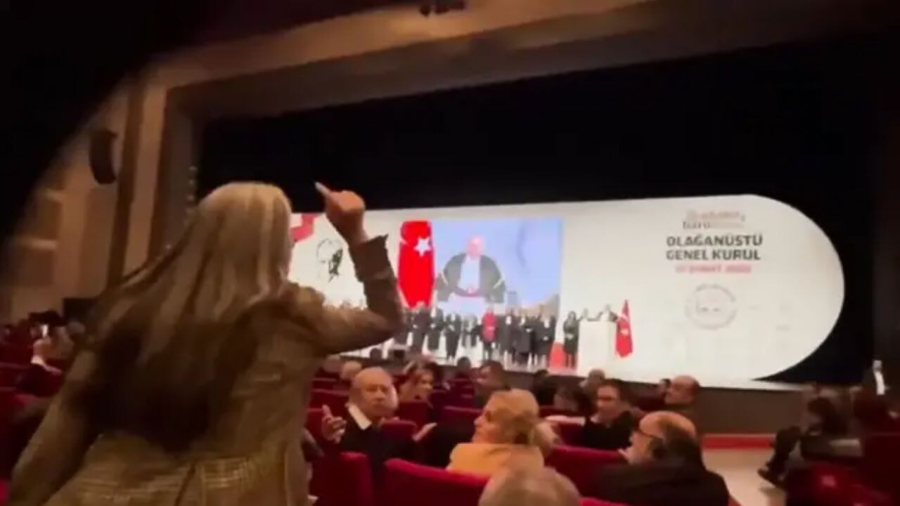 Baro Genel Kurulu'nda kavga! Avukatlar yabancı temsilcilere sert çıktı