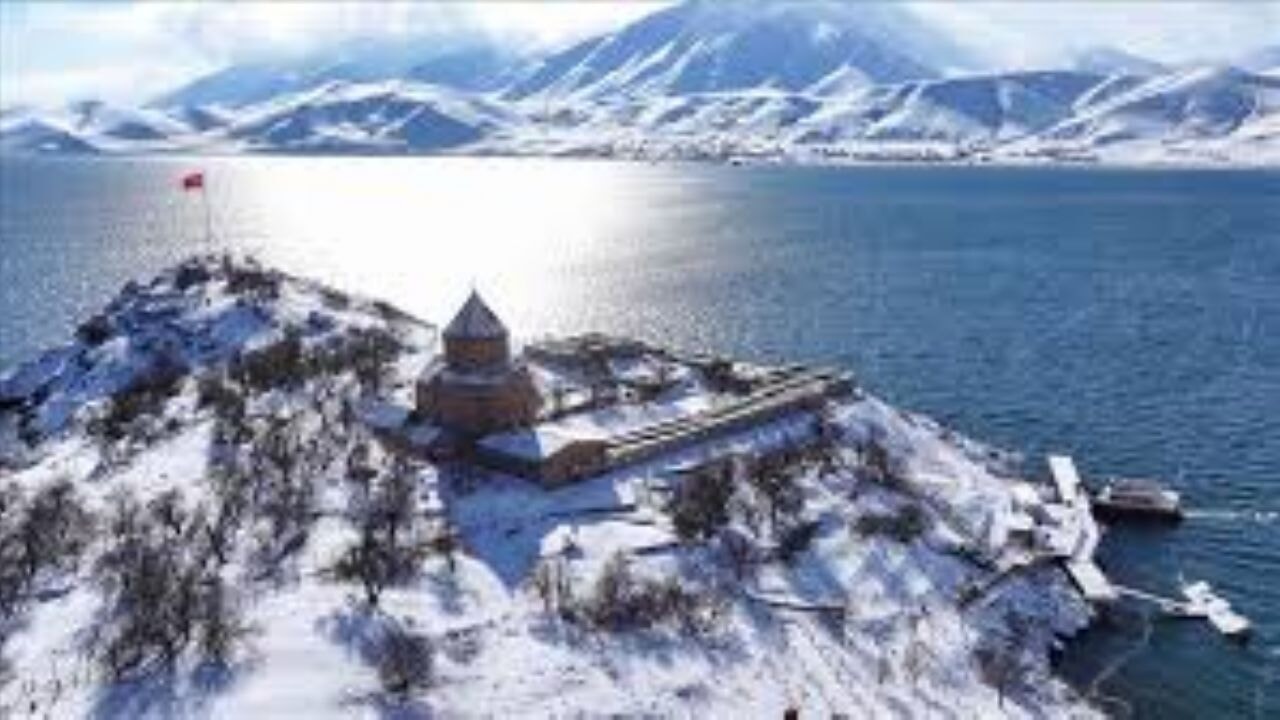 Akdamar Adası beyaz örtüsüyle ziyaretçilerini ağırlıyor