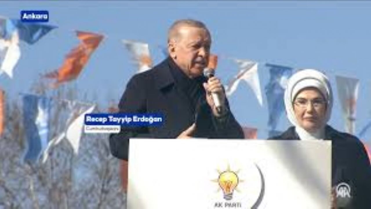 Cumhurbaşkanı Erdoğan, AK Parti 8. Olağan Büyük Kongresi'nin düzenleneceği salonun girişinde vatandaşlara hitap etti
