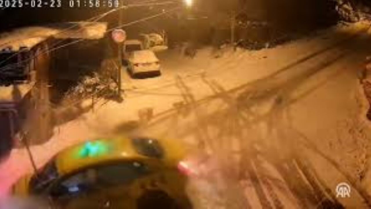 Beykoz'da buzlu yolda kayan otomobil bir taksi ile iki eve çarptı